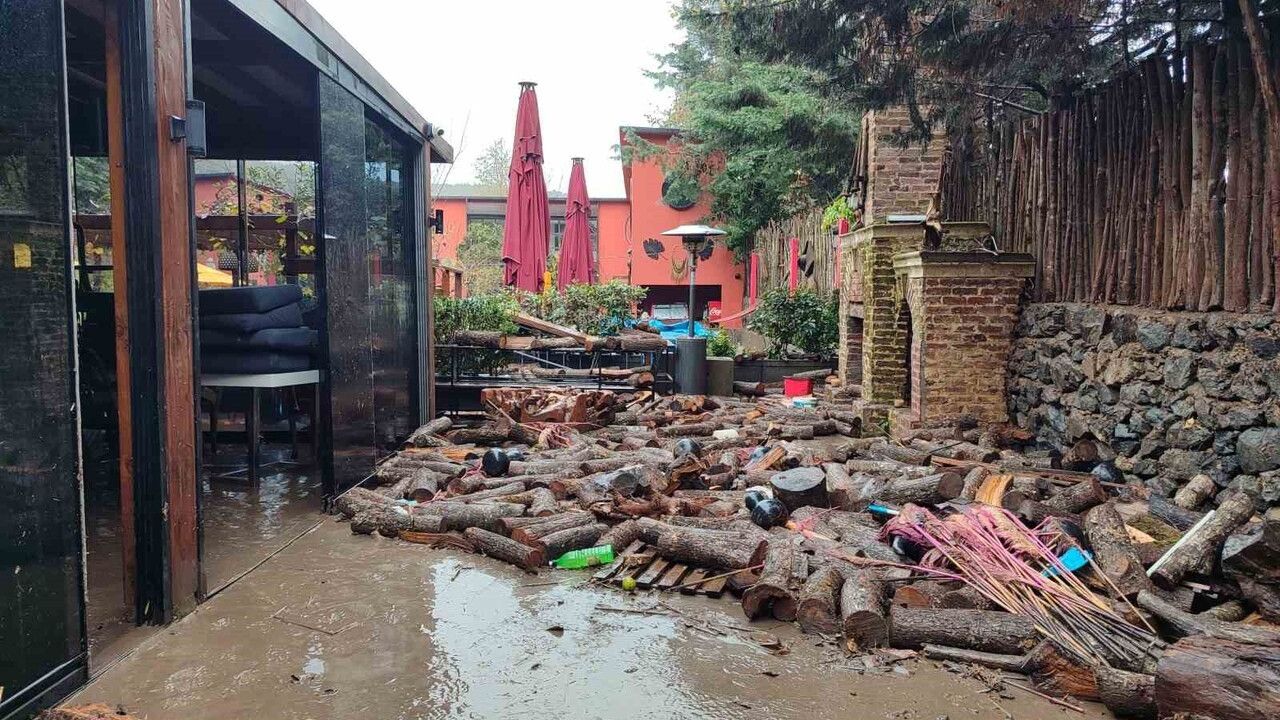 Sarıyer’de Kilyos tüneli şantiyesinde yol çökmesi: Araç dereye düştü, restoran su altında kaldı
