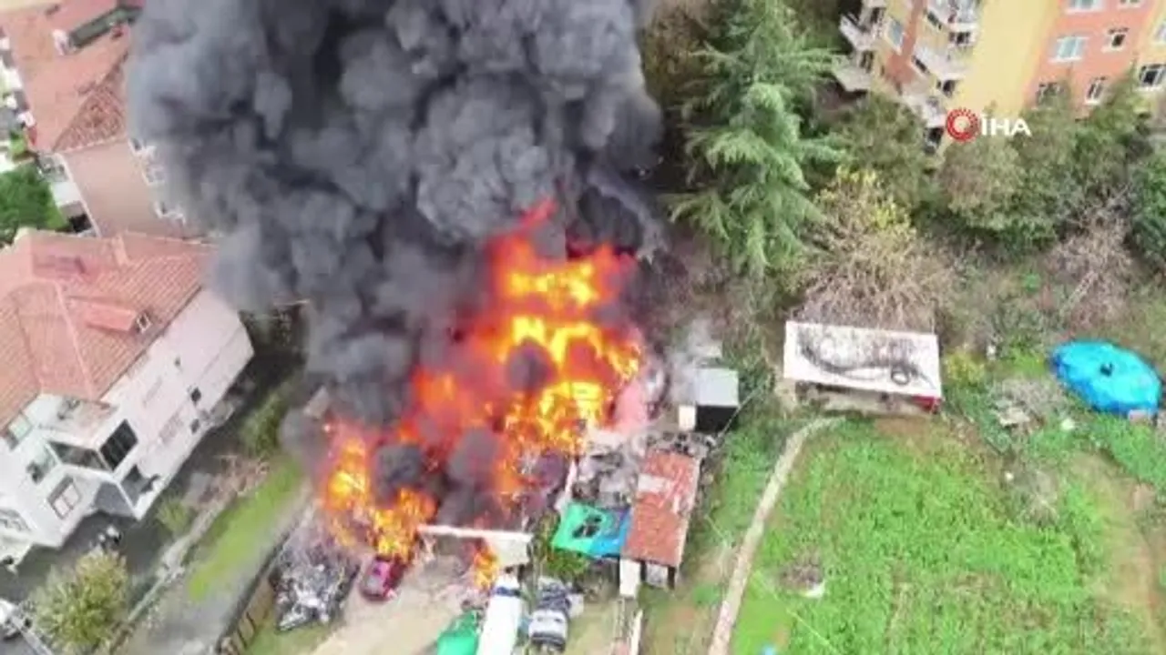 Sarıyer'de metruk binada yangın, gökyüzü dumanla kaplandı