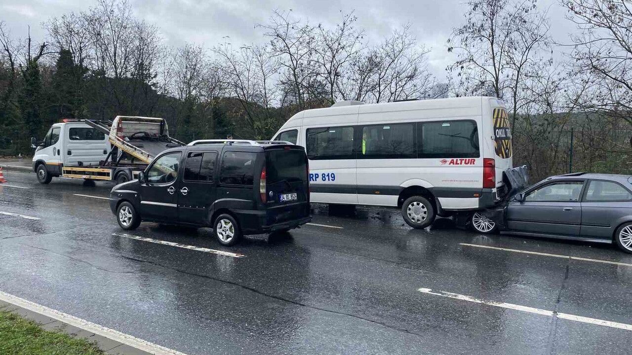 Sarıyer'de yağış nedeniyle kayganlaşan yolda kaza: Park halindeki servis aracına çarpan otomobilde 1 yaralı