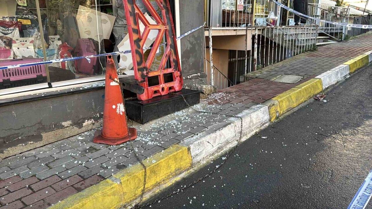 Sarıyer'de zemin kayması sonrası üst katı çatlayan bina gecekondunun yanına yanaştı — Dronla görüntülendi