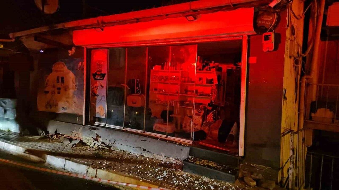 Sarıyer Derbent'te 2 katlı binanın üst katı kaydı, arkasındaki gecekonduya yaslandı