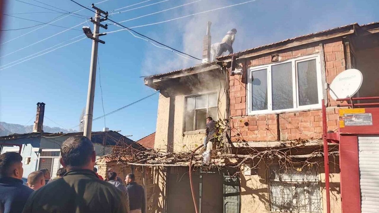 Şarkikaraağaç Salur Köyü'nde ev yangını: Mutfak ve bir oda kullanılamaz hale geldi