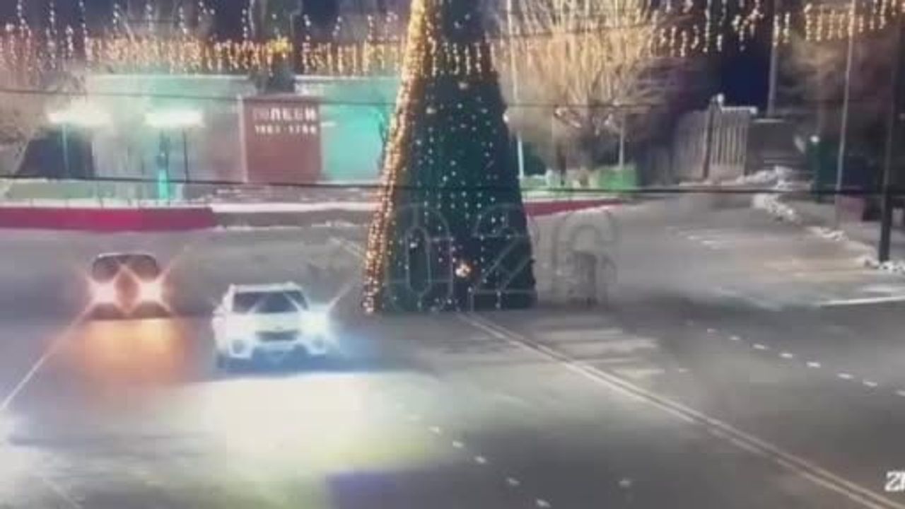 Saryagaş'ta drift yapan sürücü 12 metrelik yılbaşı ağacını devirdi