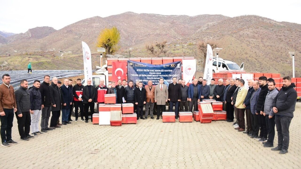 Sason’da arıcılara organik iki katlı kovan desteği: Bakanlık %80 hibe, üreticiler %20 katkı
