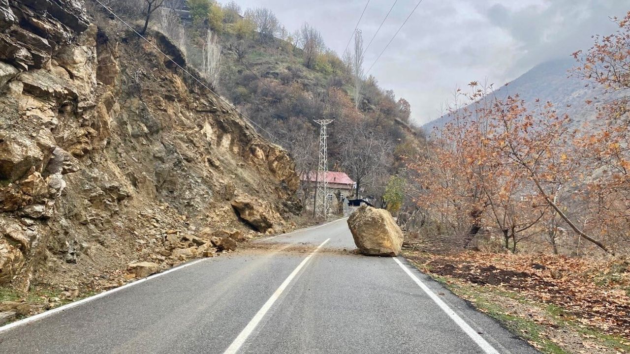 Sason’da heyelan nedeniyle kapanan köy yollarındaki dev kaya parçaları kaldırıldı