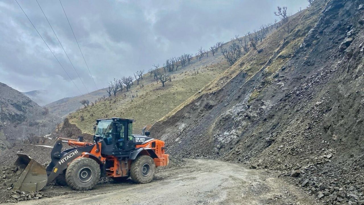 Sason'da heyelan ve taş düşmesi: 5 köy yolu yeniden ulaşıma açıldı