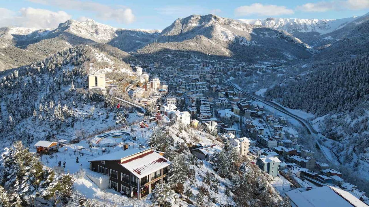 Şavşat'ta kartpostallık kış manzaraları: Cittaslow ilçe beyaza büründü