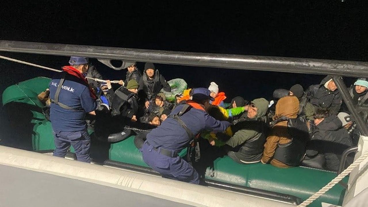 Seferihisar açıklarında 50 düzensiz göçmen yakalandı — 28'i çocuk