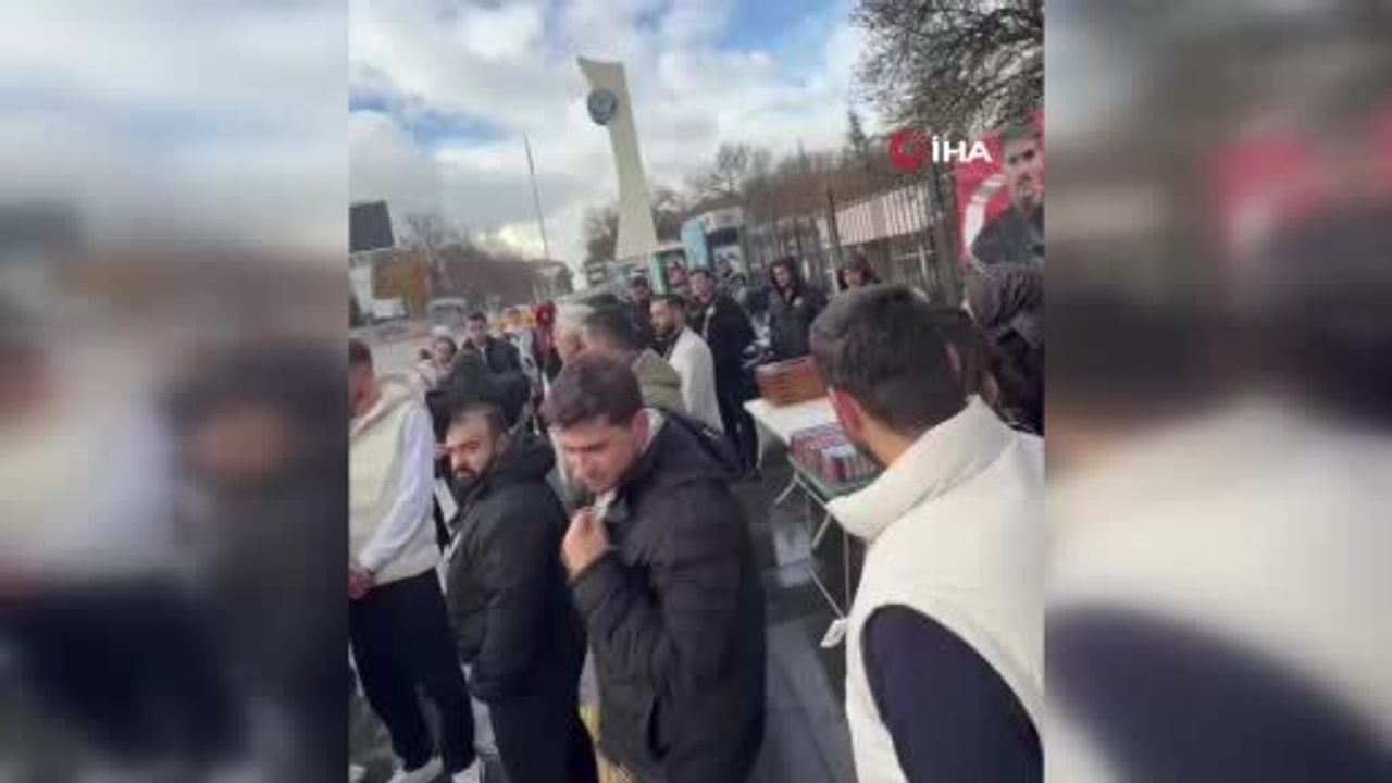 Şehit Polis Emre Albayrak için Ankara'da okul önünde Kur’an okutulup lokma dağıtıldı