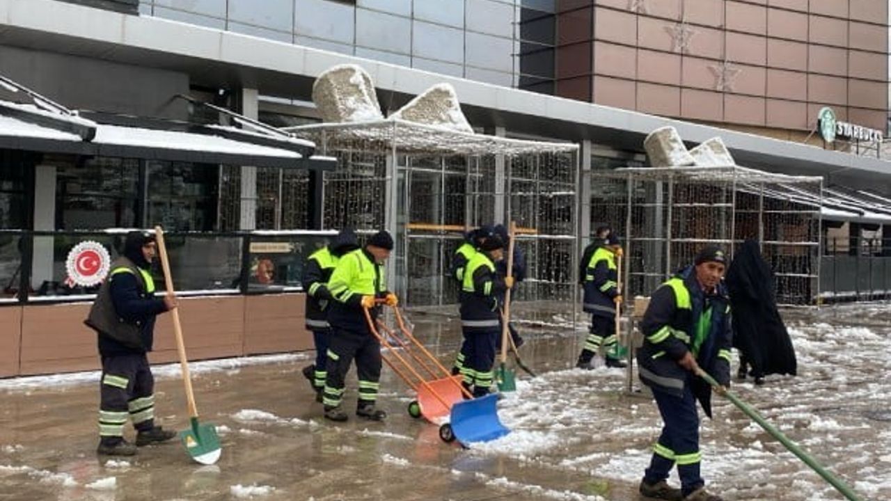 Şehitkamil Belediyesi, kar önlemleri için 750 personel ve 120 araçla hazır
