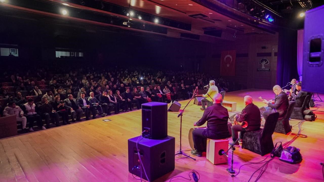 Şehitkamil’de 25 Aralık Kutlamaları Esat Kabaklı’nın ‘Kahramanlık Türküleri’ Konseriyle Taçlandı
