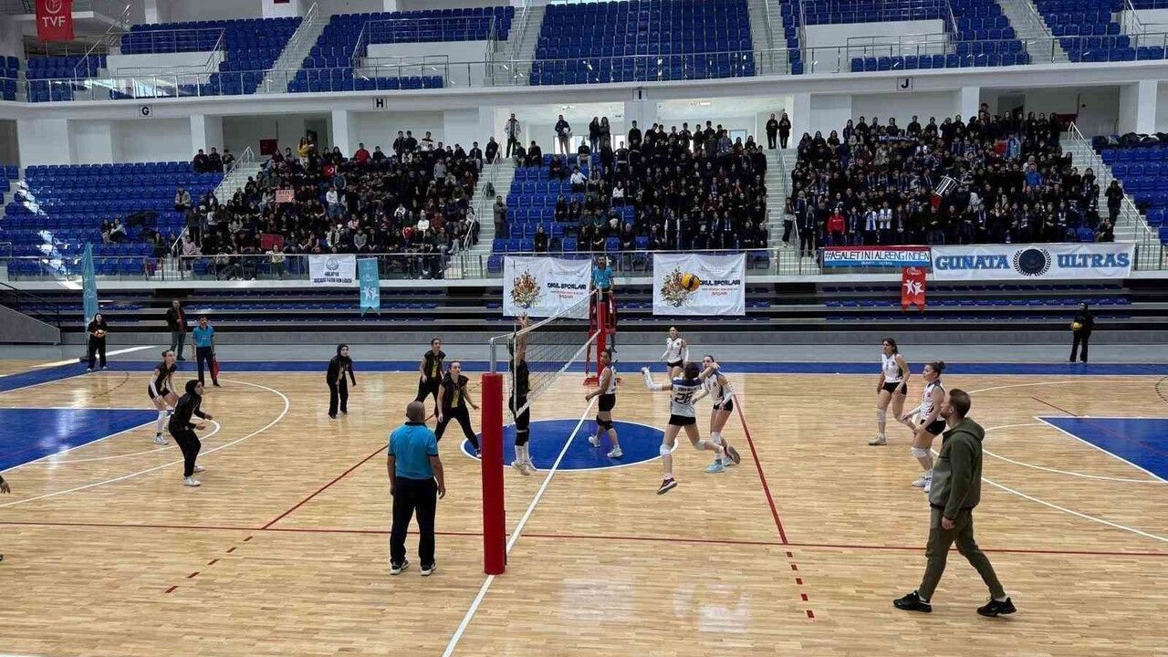 Şehriban Günata Anadolu Lisesi, Malatya Liseler Genç Bayan Voleybol İl Şampiyonasını kazandı