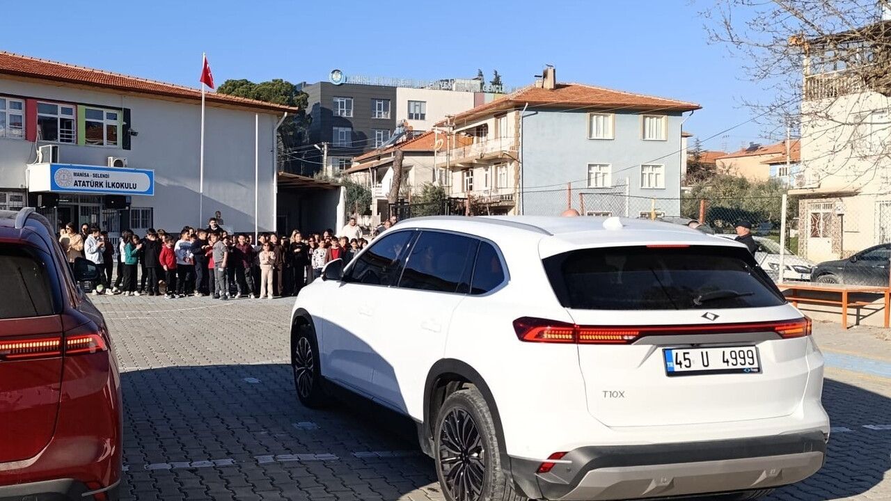 Selendi Atatürk İlkokulu'nda Yerli Malı Haftası: Togg tanıtıldı, yerel ürünler sergilendi