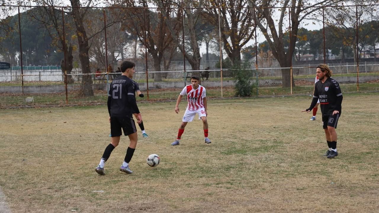 Selendi Belediyespor 4'te 4 yaptı: Adala'da 4-1'lik galibiyet