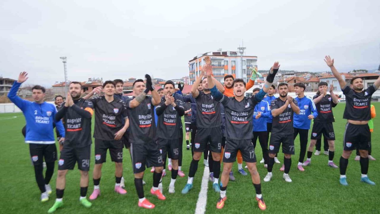 Selendi Belediyespor, Uluderbentspor'u 1-0 yenerek namağlup liderliğe yükseldi