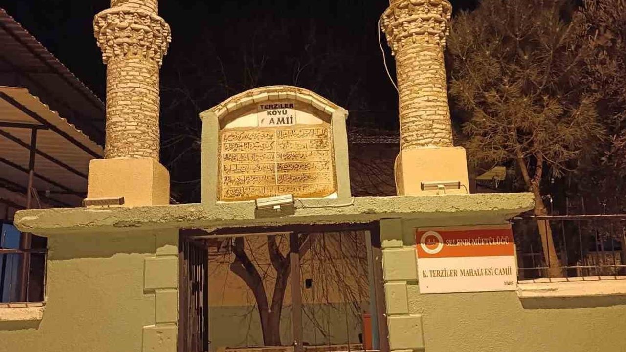 Selendi'de yüksek kesimlere mevsimin ilk karı düştü