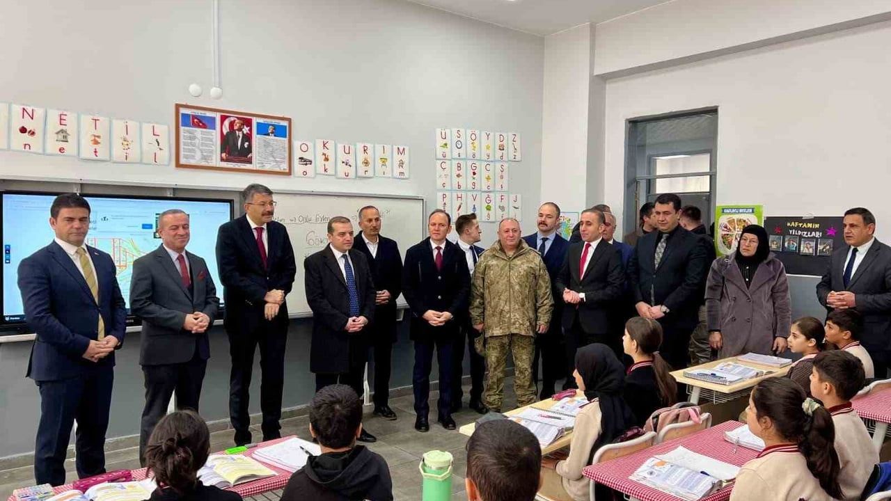 Şemdinli'de 24 sınıflı Cumhuriyet İlk ve Ortaokulu ile Moda Aile Sağlığı Merkezi açıldı