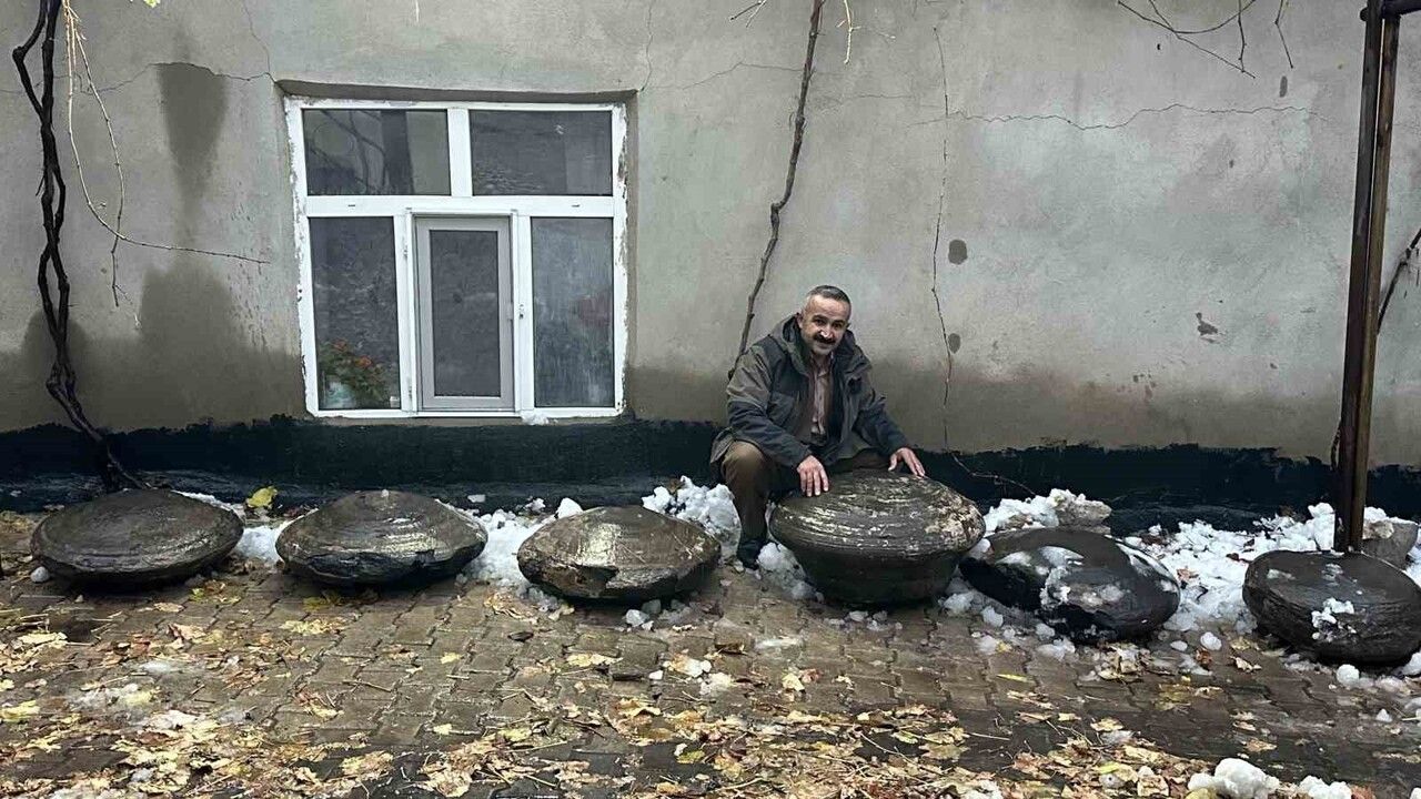 Şemdinli’de Yol Çalışmasında Bulunan 200 Kilogramı Aşan Yuvarlak Taşlar İnceleme Bekliyor