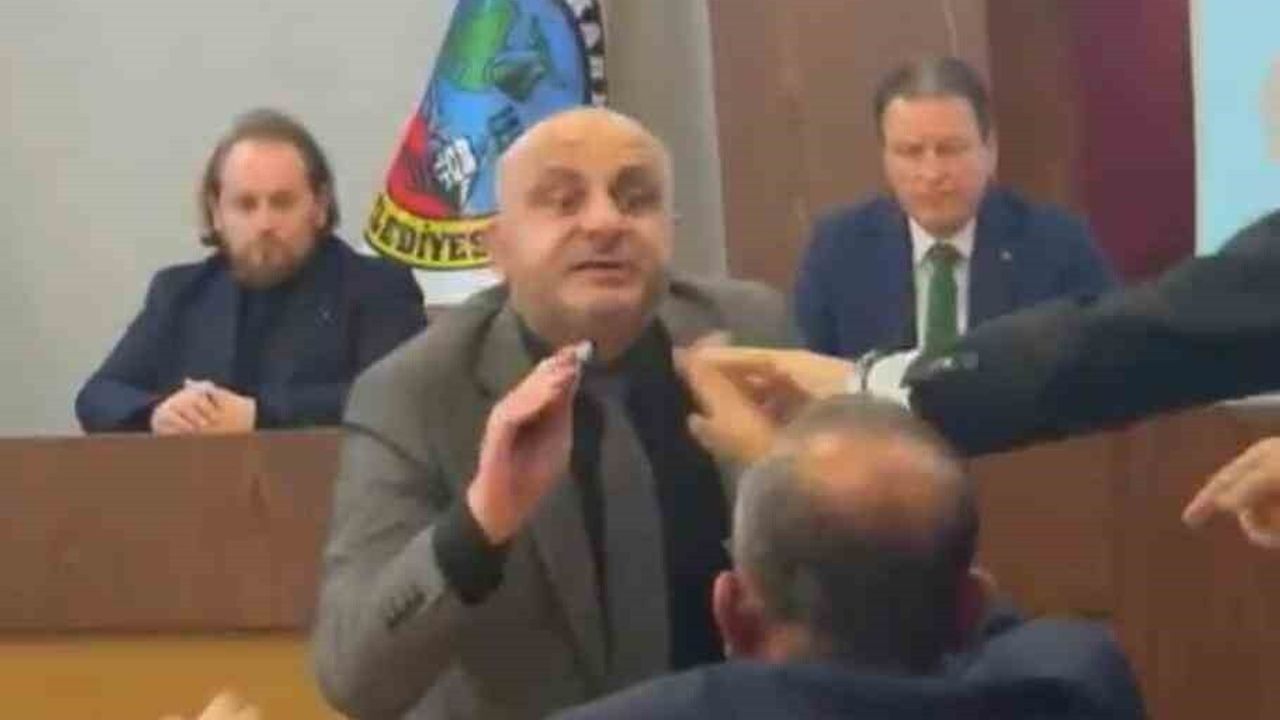 Serdivan Belediyesi Aralık Meclis Toplantısında Arbede: Başkan Çelik’ten 'Siz kimsiniz' Tepkisi