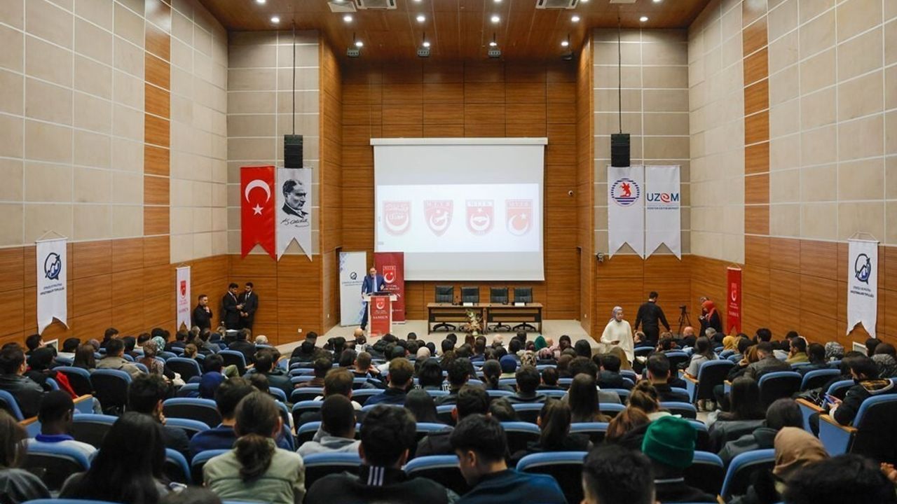 Şeref Malkoç: Türkiye’nin yeni ve sivil bir anayasaya ihtiyacı var