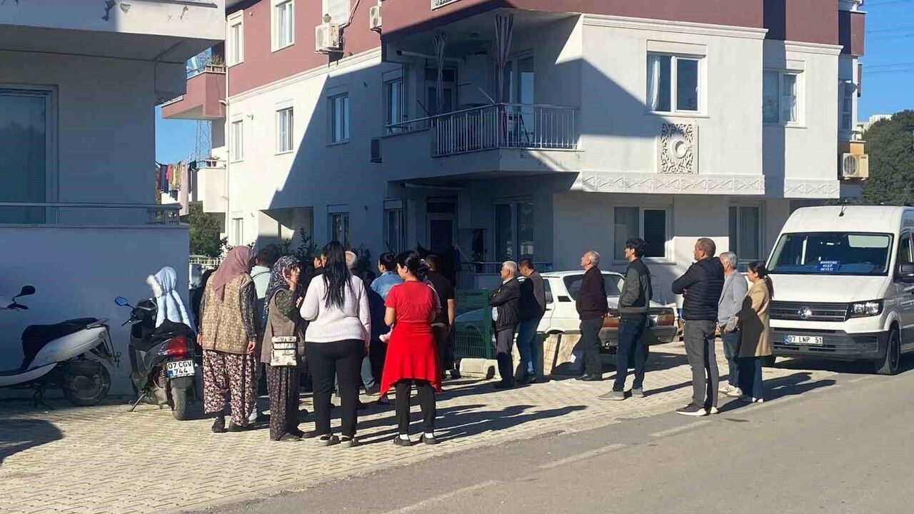 Serik'te çatlak oluşan 3 katlı binada dördüncü bilirkişi keşfi yapıldı