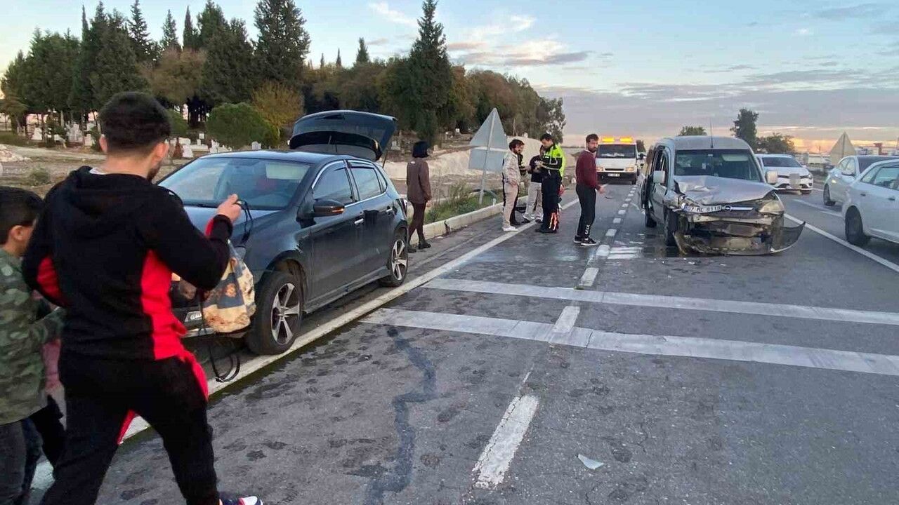Serik'te emniyet şeridine park edilen otomobile çarpma: 2 yaralı