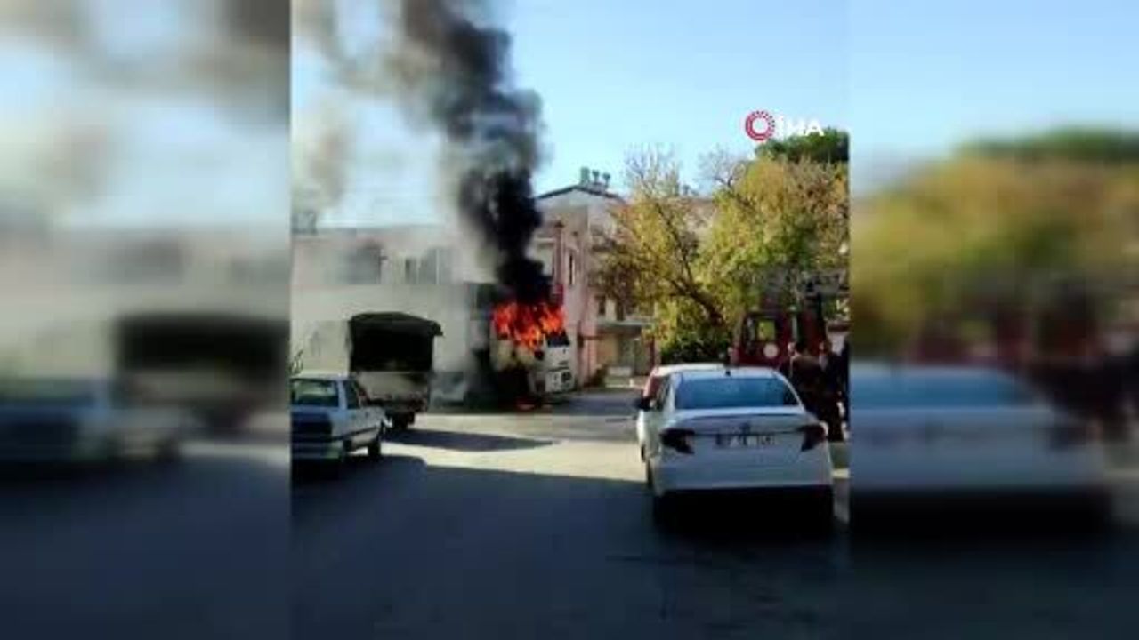 Serik'te park halindeki kamyon yangında kullanılamaz hale geldi