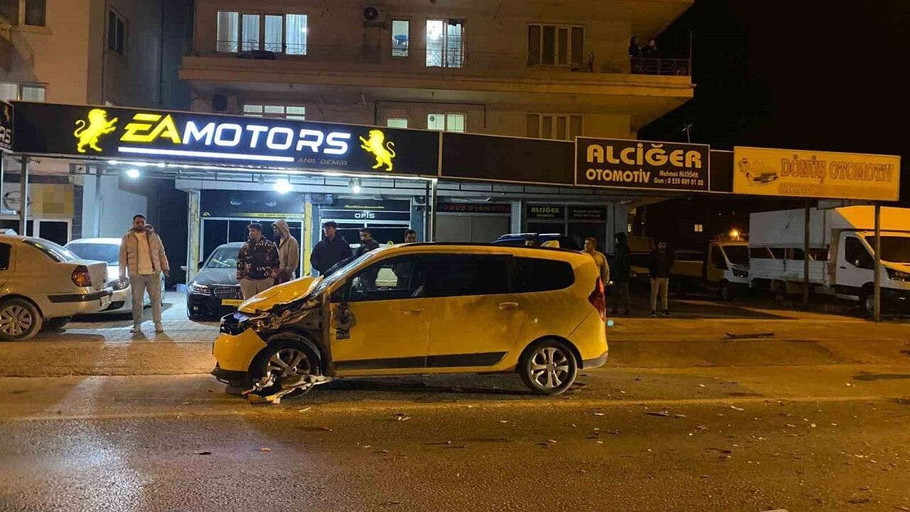 Serik’te ticari taksi ile kamyonetin çarpışması: 2 kişi yaralandı