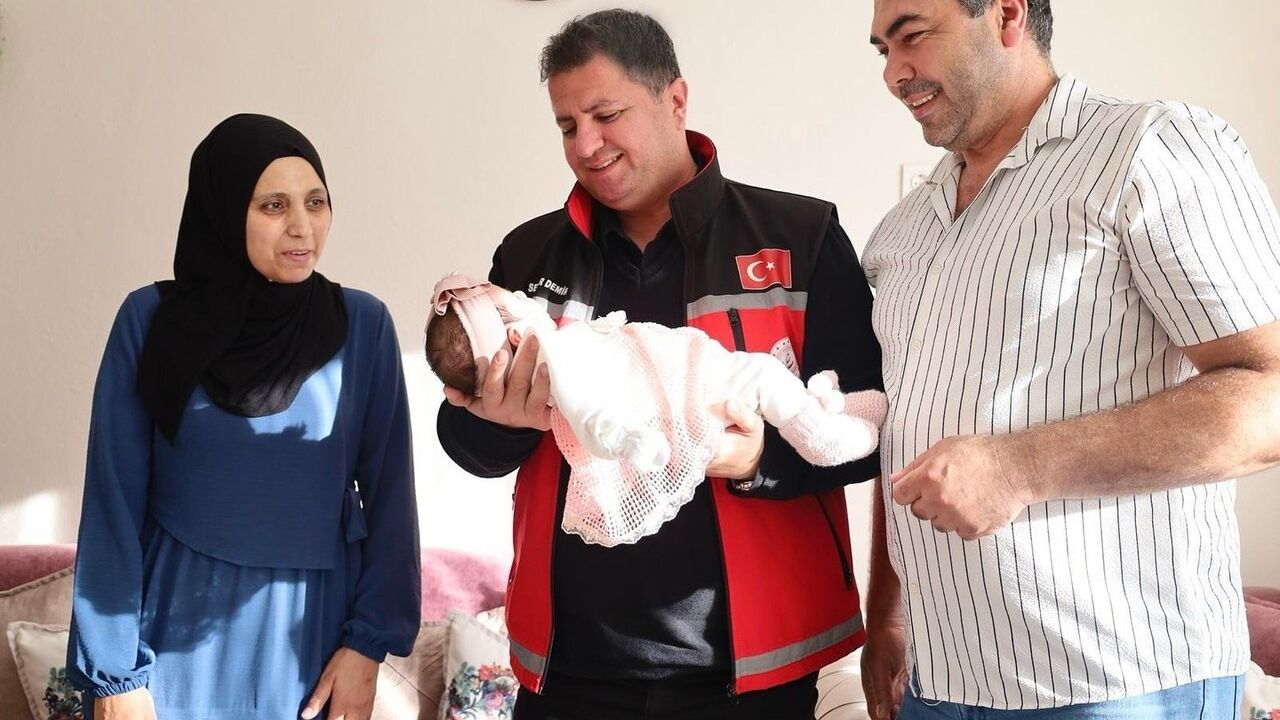 Sevinç Ailesi Erzincan'da Bir Kız Çocuğunu Daha Koruyucu Aile Olarak Sahiplendi