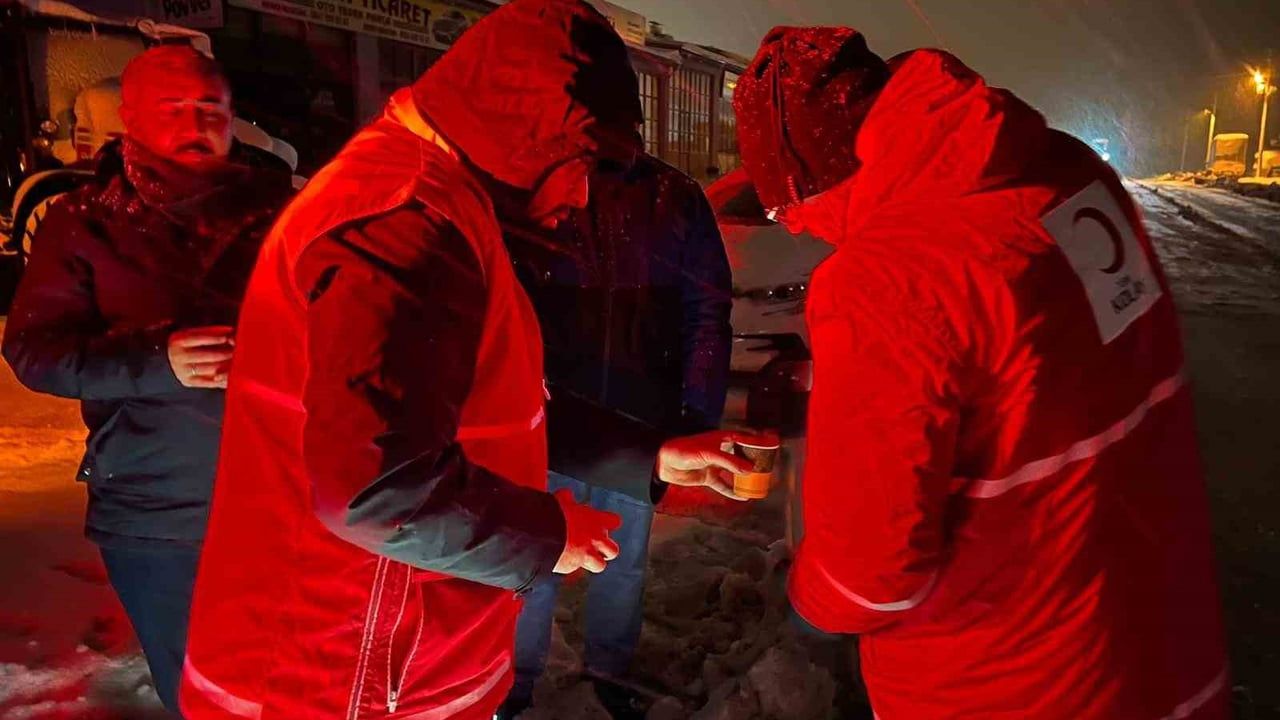 Seydiler-İnebolu yolunda kar nedeniyle kapanma: AFAD ve Kızılay sürücülere sıcak ikramda bulundu