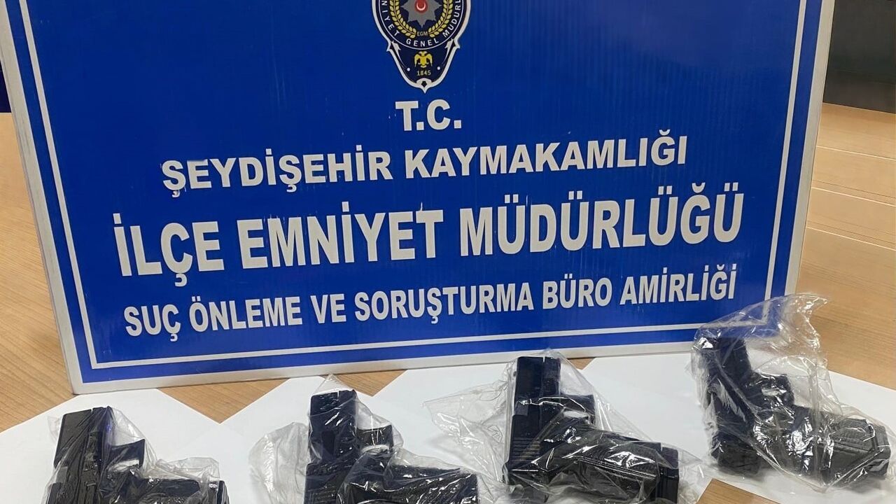 Seydişehir’de park halindeki araçta 4 ruhsatsız tabanca ele geçirildi