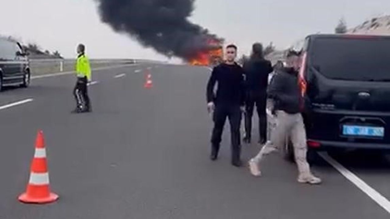 Seyir Halindeki Ankara-İzmir Otobüsünde Motor Yangını: 25 Yolcu Son Anda Tahliye Edildi