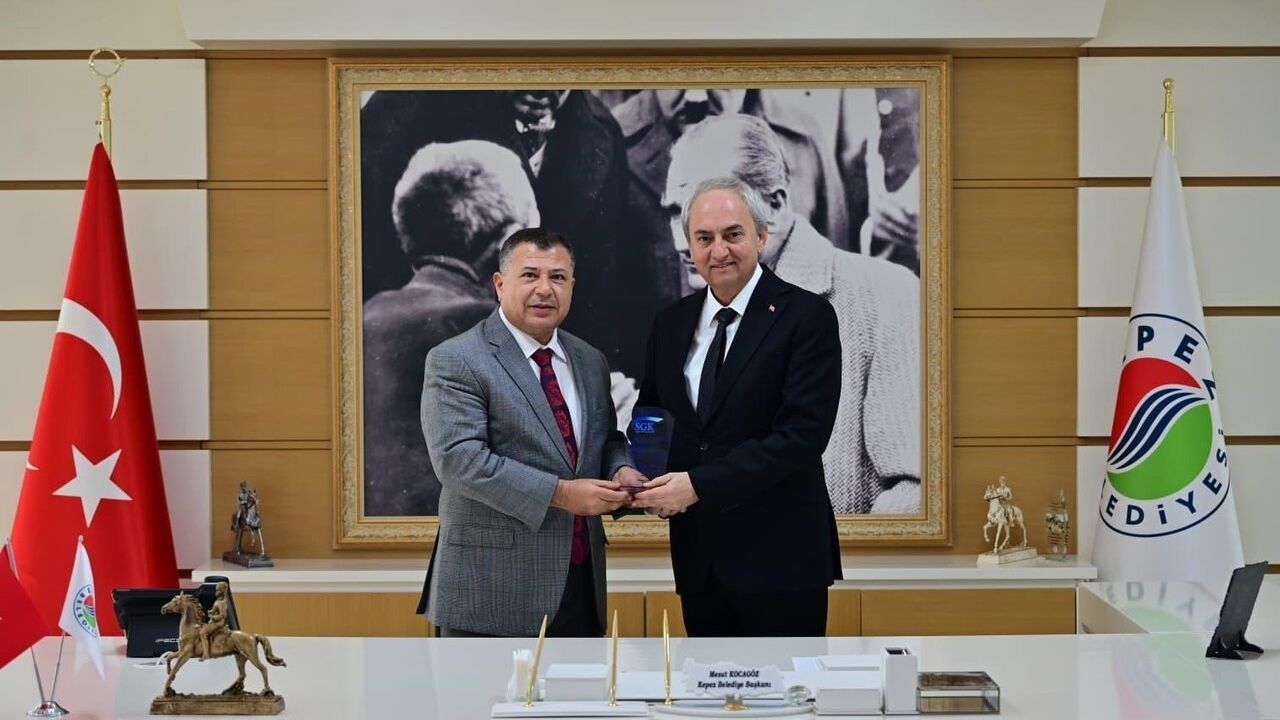 SGK'dan Kepez Belediyesi'ne teşekkür plaketi: Düzenli prim ödemelerine vurgu