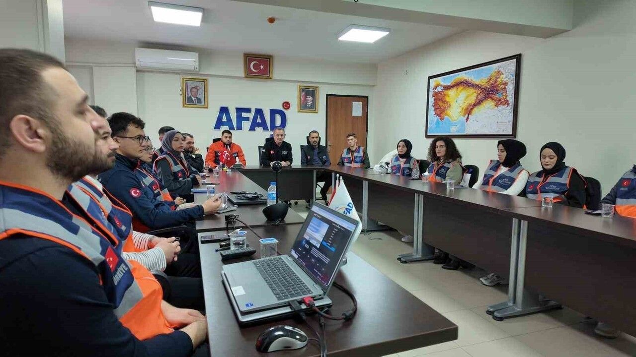 Siirt AFAD gönüllü ekibini güçlendiriyor: Eğitim, kart dağıtımı ve farkındalık çalışmaları