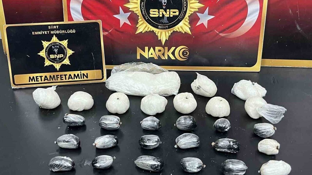 Siirt Baykan’da yabancı uyruklu 3’ü kadın 4 şüphelinin midesinden 1 kilo uyuşturucu ele geçirildi
