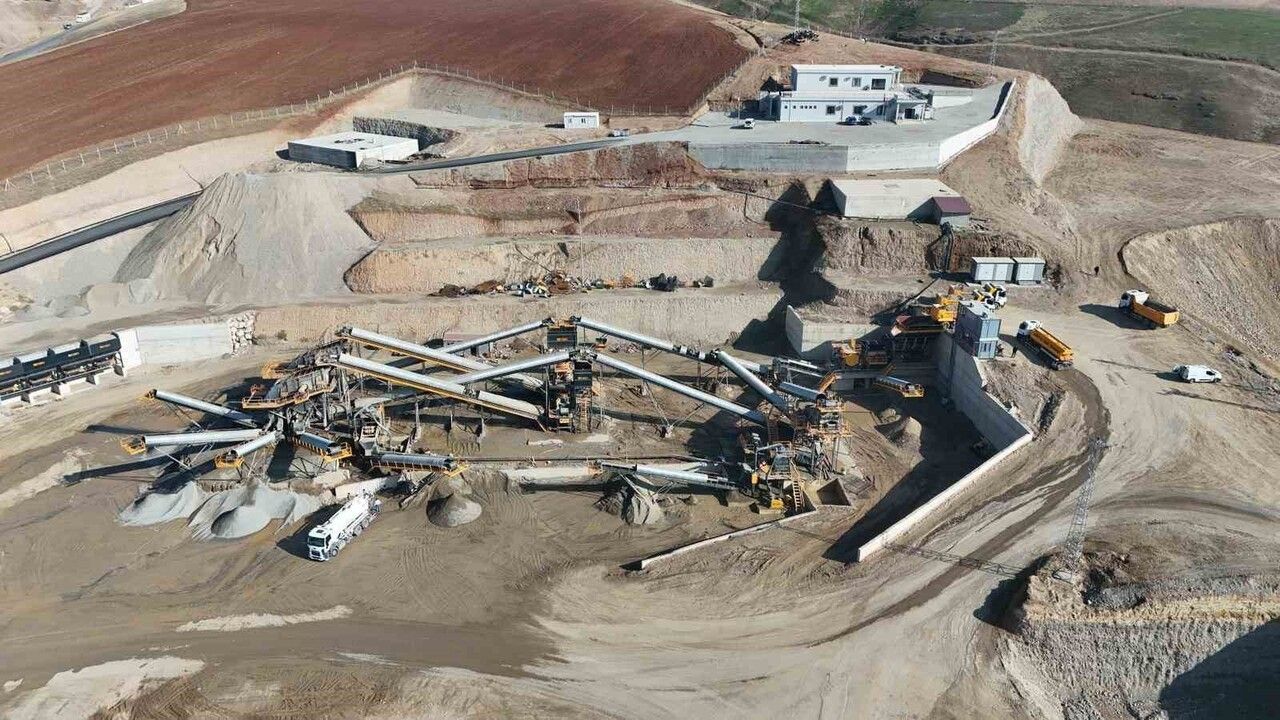 Siirt'e 559 milyon TL'lik asfalt ve kırma tesisi: 330 milyon lira amorti edildi