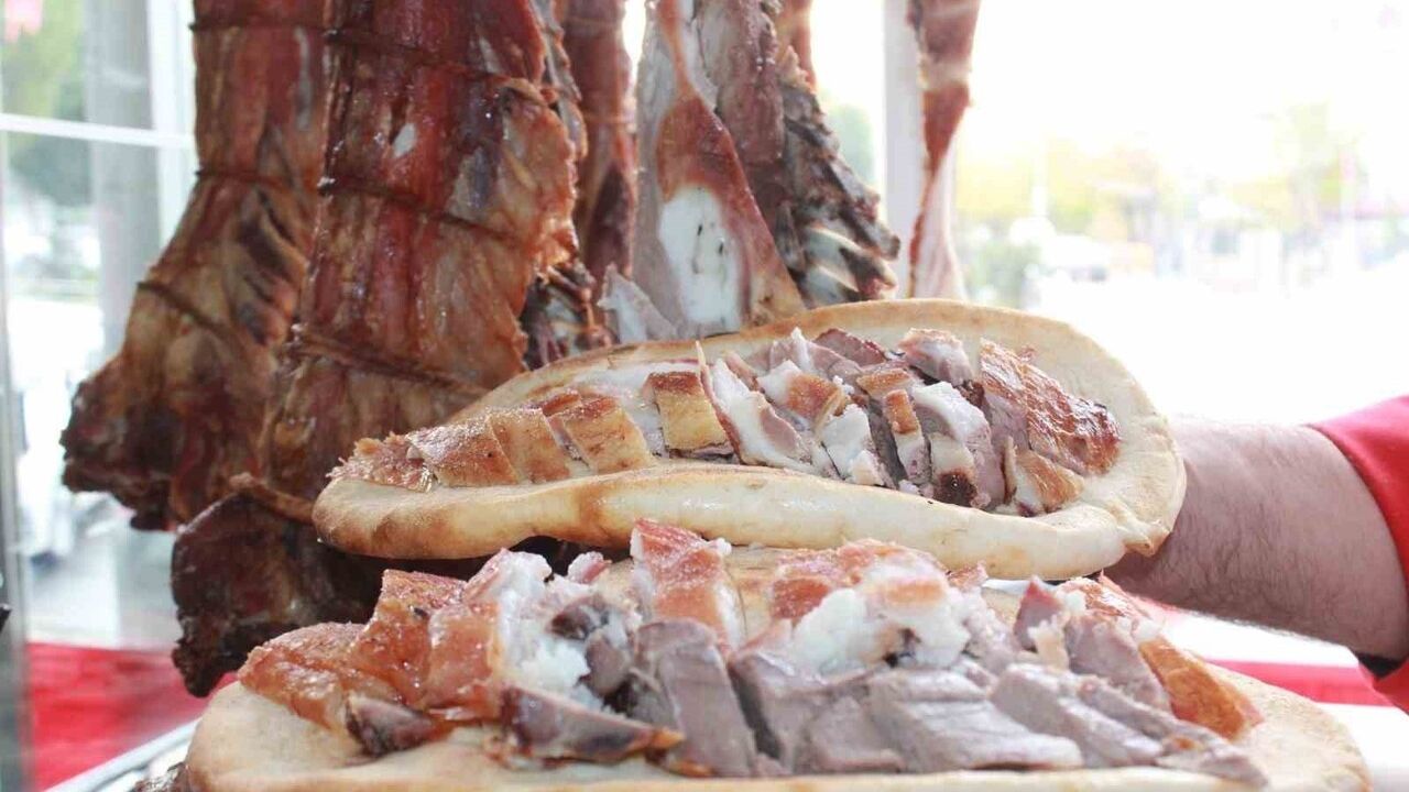 Siirt’in Geleneksel Büryan Kebabı: Kuyu Tandırında Gece Başlayıp Sabah Servis Ediliyor, Günlük Yaklaşık 1 Ton Tüketiliyor