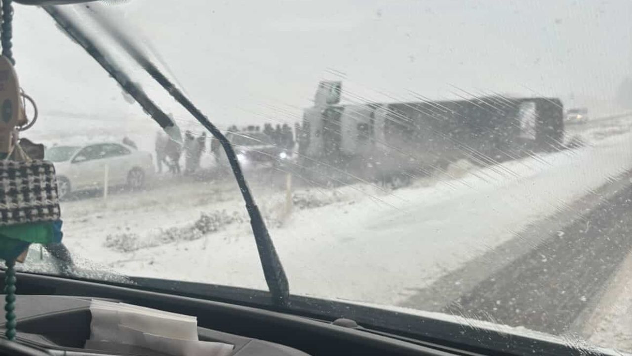 Siirt'in Kurtalan ilçesinde kamyon devrildi: sürücü yaralandı