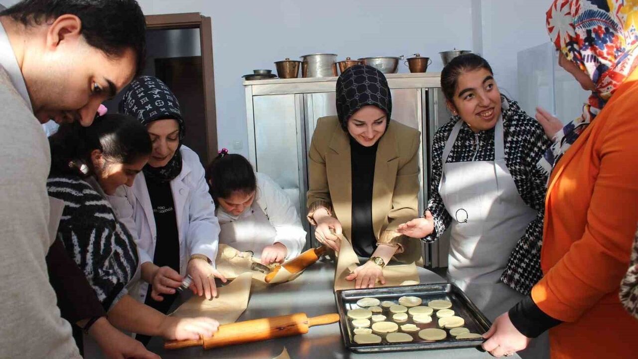 Siirt Olgunlaşma Enstitüsü'nde Özel Bireyler Kurabiye ve Dokuma Atölyelerinde Buluştu