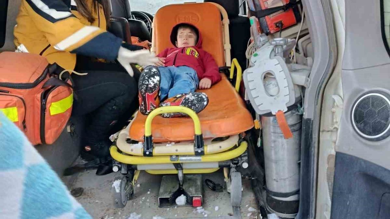 Siirt Pervari'de damdan düşen 7 yaşındaki çocuk hastaneye sevk edildi
