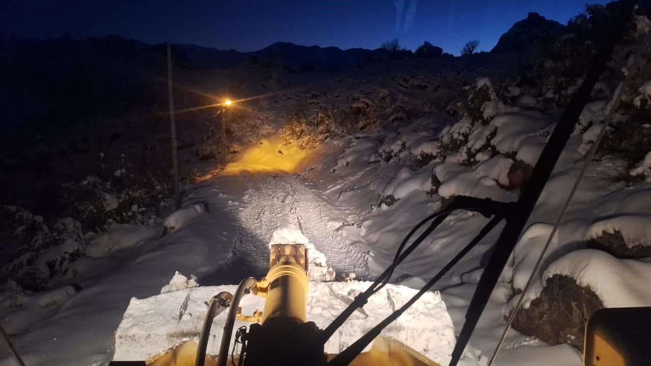 Siirt Pervari'de yoğun kar: Solunum hastası ve 10 kişilik minibüs kurtarıldı