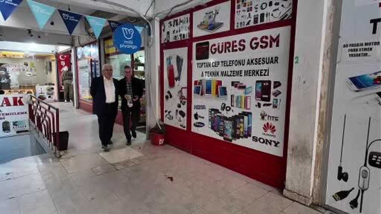 Siirt'te 25 yıldır her gün gazete alıp bulmaca çözen 65 yaşındaki Şakir Şahin