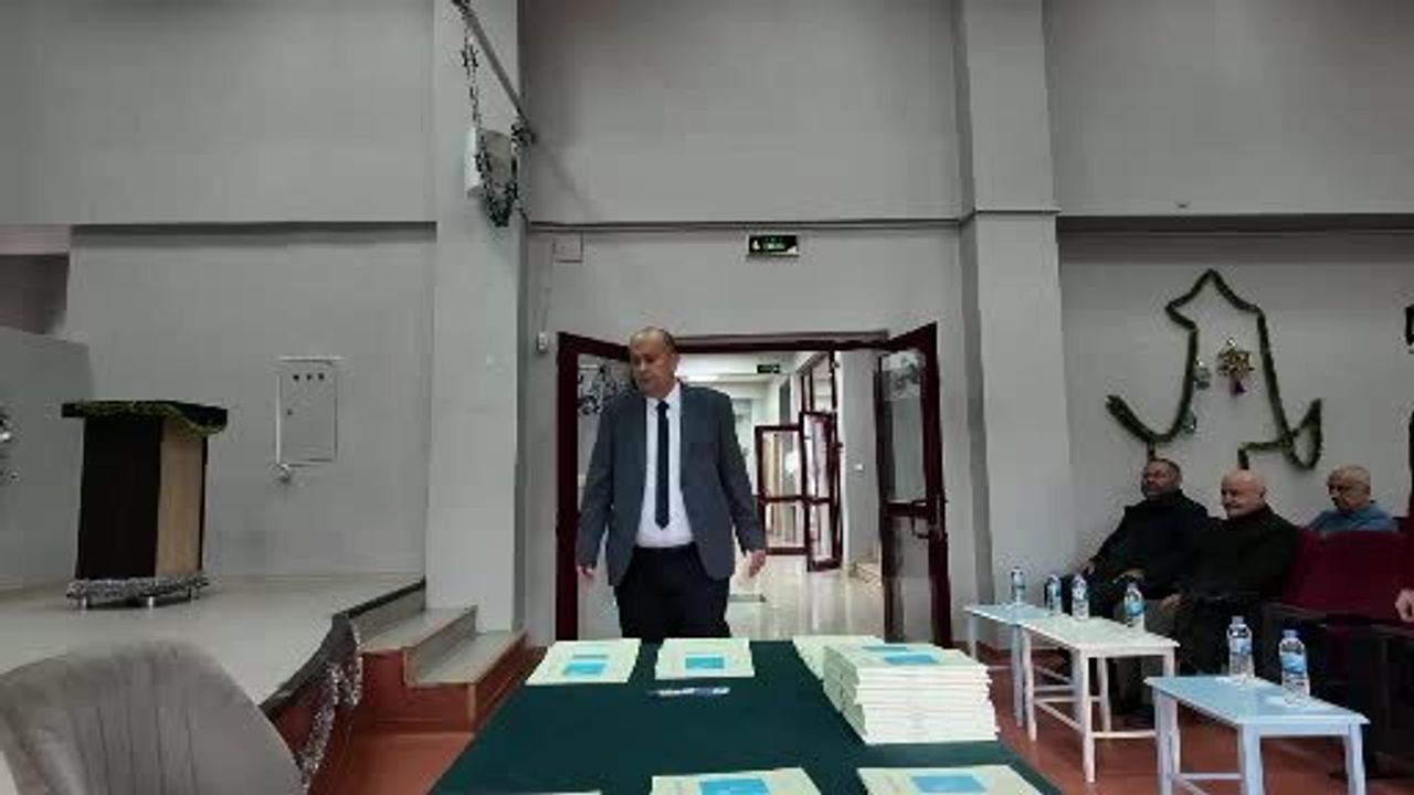 Siirt’te Aile ve Sosyal Hizmetler Müdürlüğü, 50 yaşındaki Aslan Çevik’in şiir kitabı hayalini gerçekleştirdi