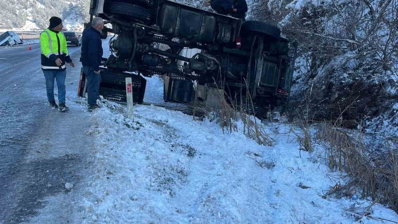 Siirt’te Baykan’da buzlanan yolda tır ve minibüs devrildi: 4 kişi yaralandı