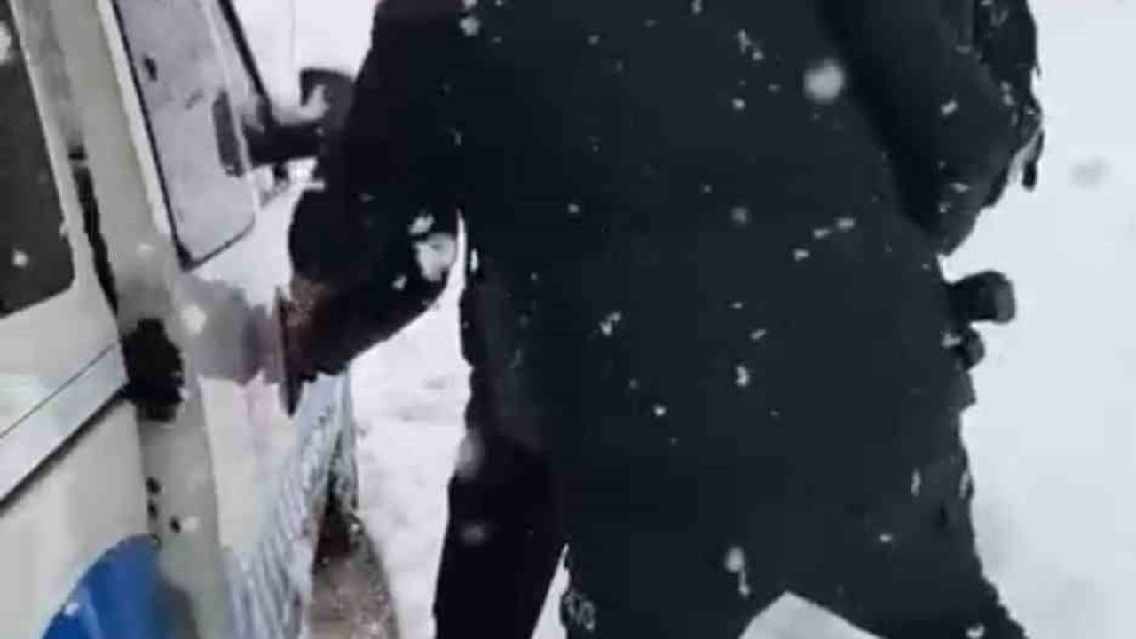 Siirt'te kar ve buzlanma nedeniyle mahsur kalan öğrenciler emniyet ekipleri tarafından evlerine ulaştırıldı