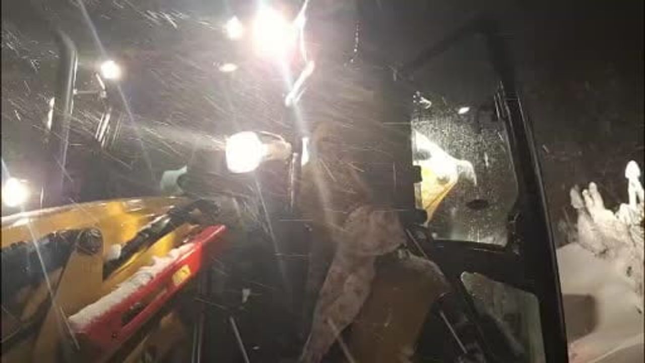 Siirt'te kardan kapanan köyde rahatsızlanan çocuk ekiplerin müdahalesiyle hastaneye ulaştırıldı