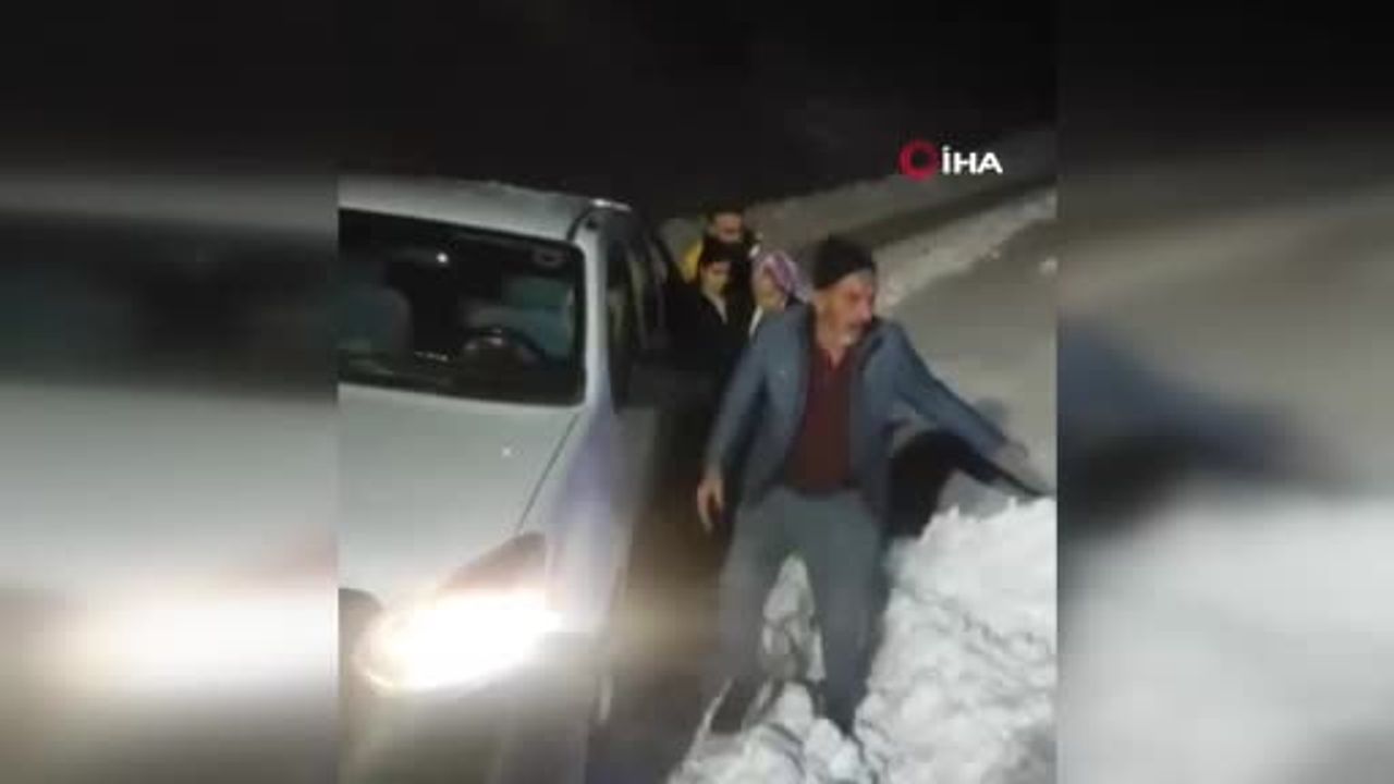 Siirt'te karla kapalı köy yolunda doğum sancısı: 25 yaşındaki kadın 2 saatlik çalışmayla hastaneye sevk edildi