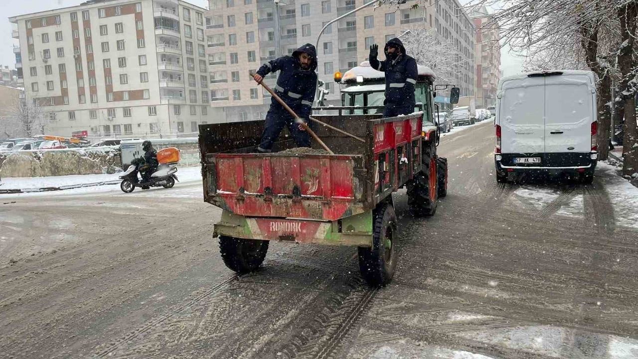 Siirt'te Karla Mücadele: Belediye Ekipleri 7/24 Sahada