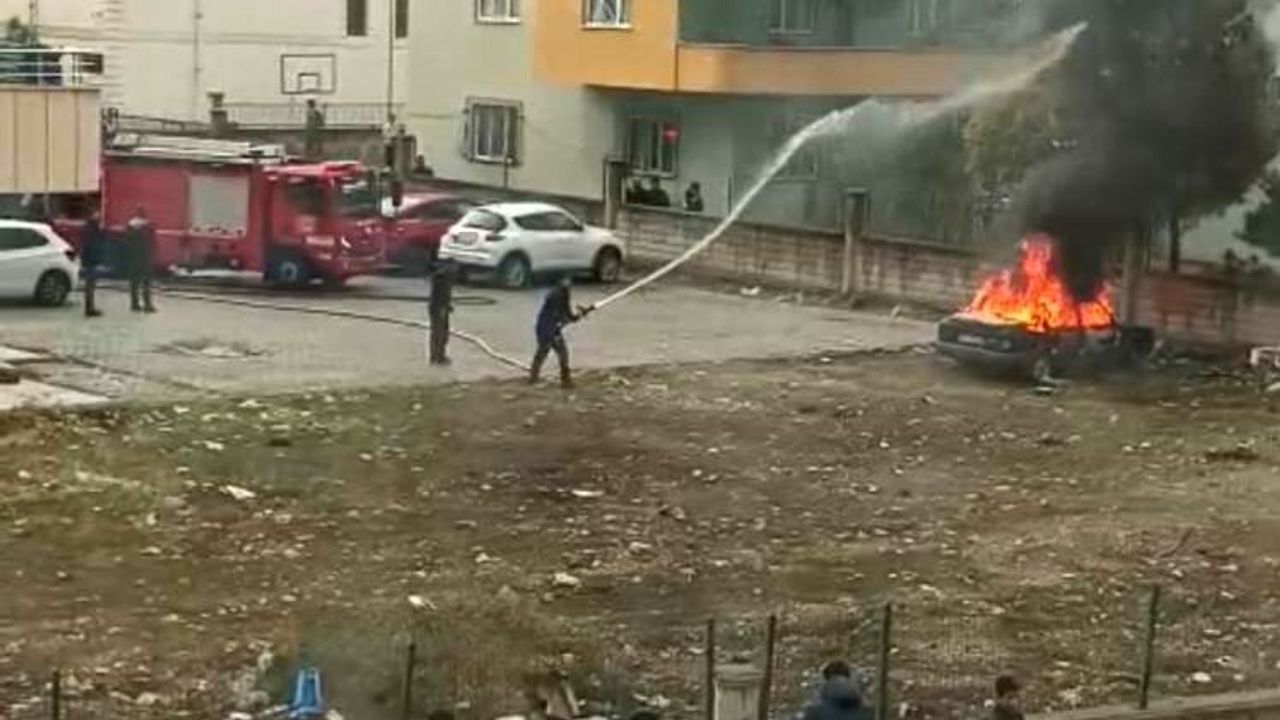 Siirt'te Kurtalan'da 8 Aralık'ta Otomobil Kundaklandı; Olay Anı Kamerada