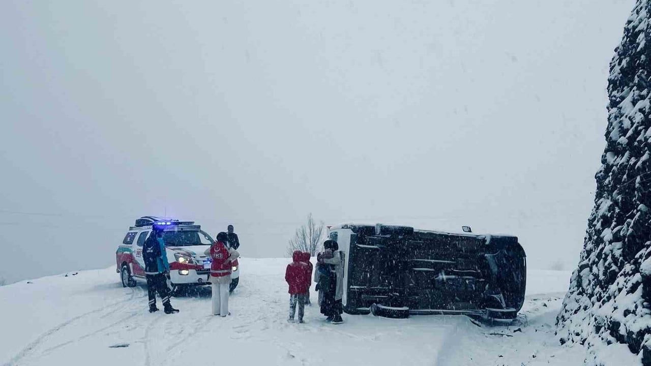 Siirt'te minibüs şarampole yuvarlandı: 6 yaralı